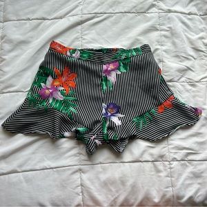 Who What Wear Classy Black White Tropical Ruffle Shorts